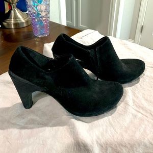 Tsubo black suede heels